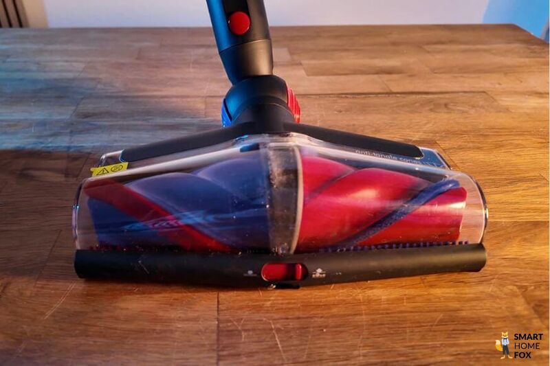 Die neue Bodendüse des Dyson V16 Piston Animal wird im Test gezeigt.